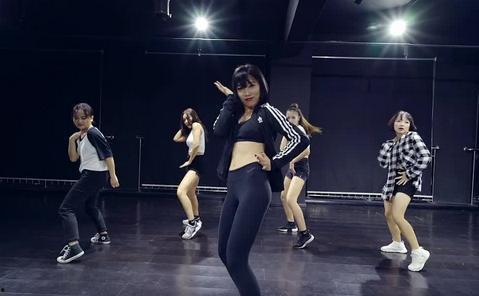 简单易学舞蹈成人女孩视频,成人女孩简单易学舞蹈教程视频