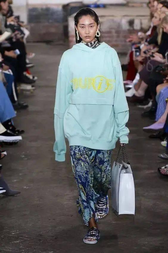 成人卫衣叠法视频教学,视频教程详解