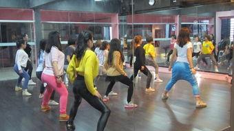 成人健身舞蹈房视频,跟随舞蹈视频打造活力舞池体验