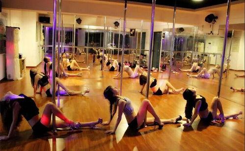 成人健身舞蹈房视频,跟随舞蹈视频打造活力舞池体验