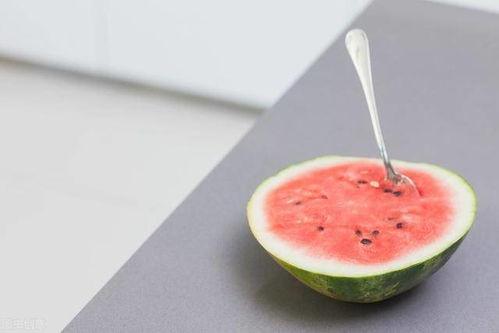 抱着瓜吃照片,捕捉夏日悠闲时光的甜蜜瞬间