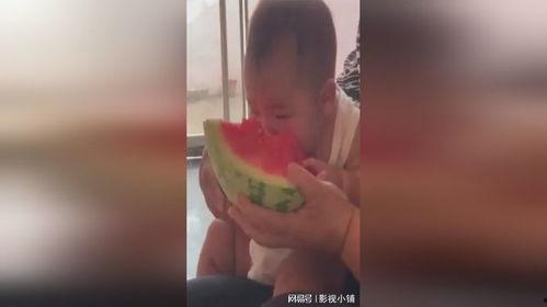 抱着瓜吃照片,捕捉夏日悠闲时光的甜蜜瞬间