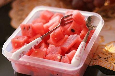 食堂喂奶吃瓜视频,妈妈喂奶宝宝吃瓜，温馨画面引网友热议