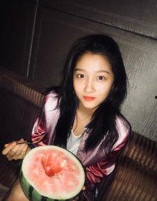 微博之夜关晓彤吃瓜,意外成为焦点！