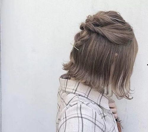 成人短发减龄扎发视频,轻松打造青春活力造型